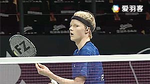 多名年轻前 多名年轻前